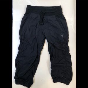 Ivivva Black Live to Move Capri size 8